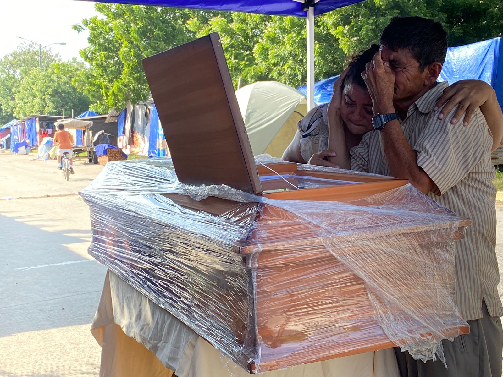 Desgarrador Familia Damnificada En La Lima Vela A La Orilla De La