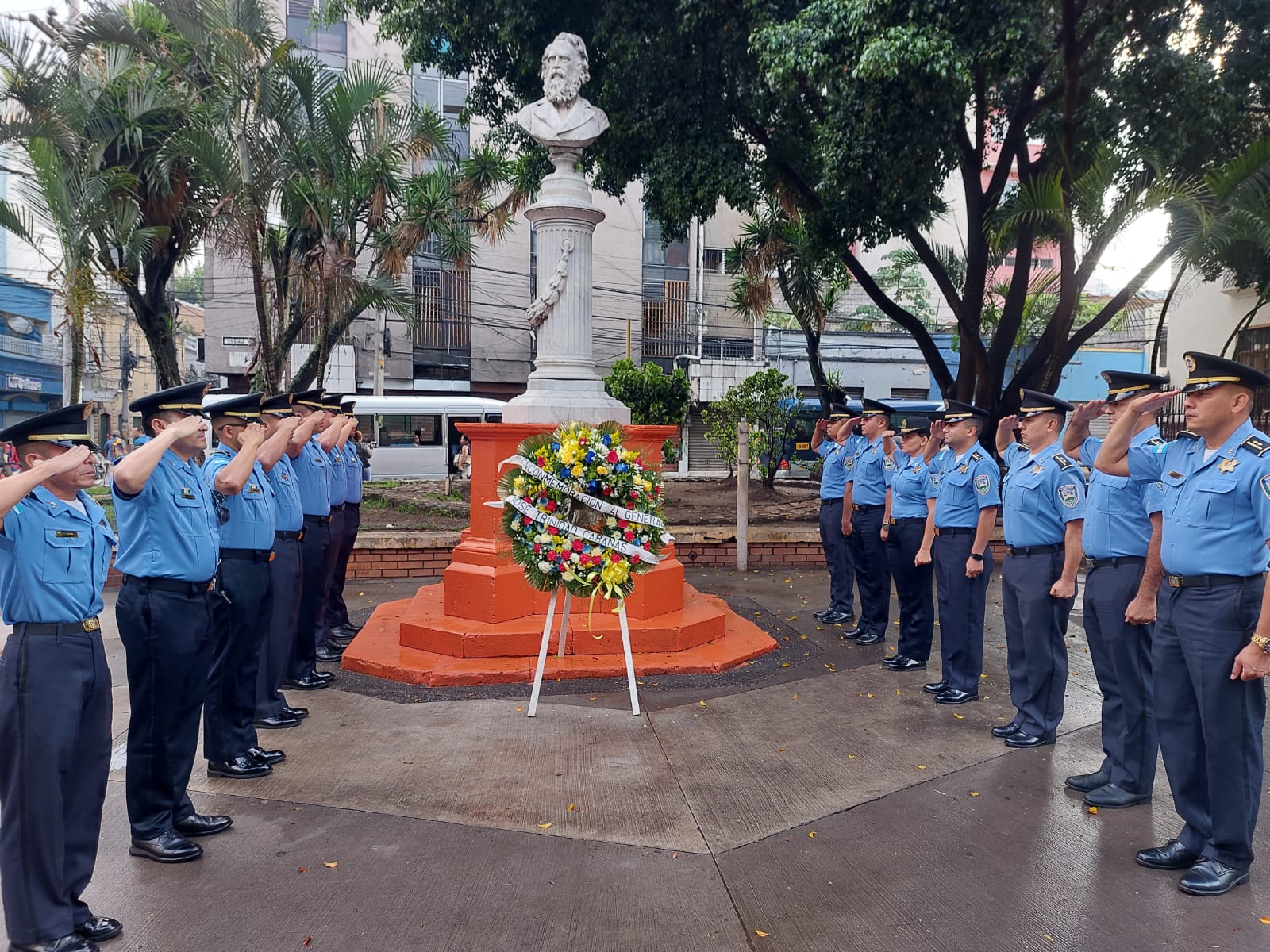 Polic A Nacional Rinde Honor Con Ofrenda Floral Al Busto Del General