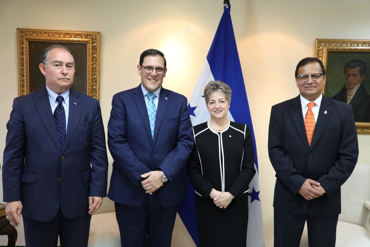Juramentan a nuevos embajadores de Honduras ante Brasil, Chile y Perú