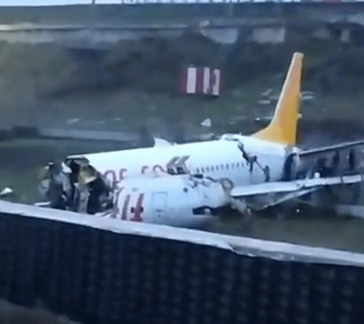 Avión se parte  tras aterrizaje de emergencia en aeropuerto de Estambul, Turquía