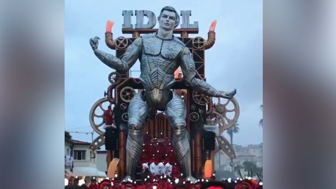 Con un robot gigante de Cristiano Ronaldo celebran un carnaval italiano