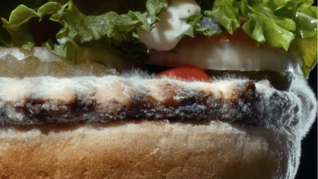 Video: Burger King lanza un anuncio con una hamburguesa cubriéndose de moho