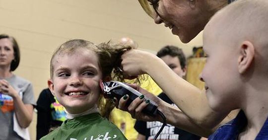 Un niño de siete años se rapa la cabeza para que su amigo enfermo de cáncer no sea el único sin pelo