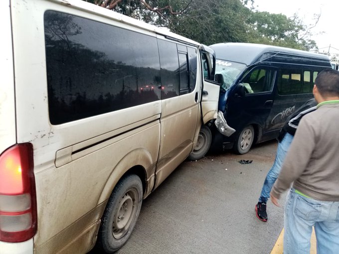 ¡Tres heridos!  colisión entre buses «brujitos»  en la carretera CA-4, salida a San Pedro Sula.