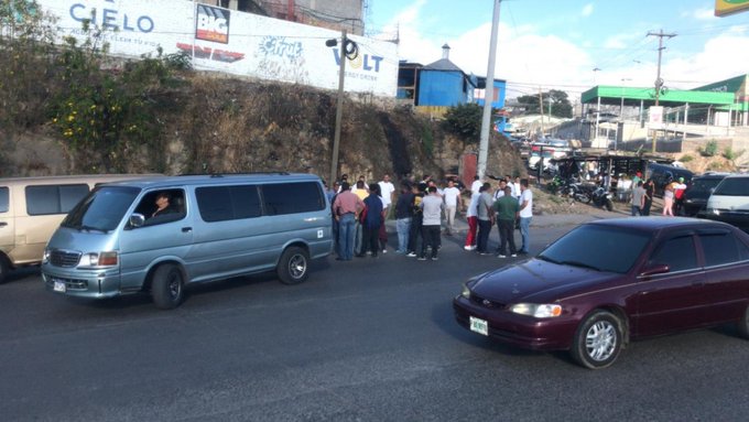 Conductores de buses «brujitos» protestan a la altura de la col. Quezada en la capital