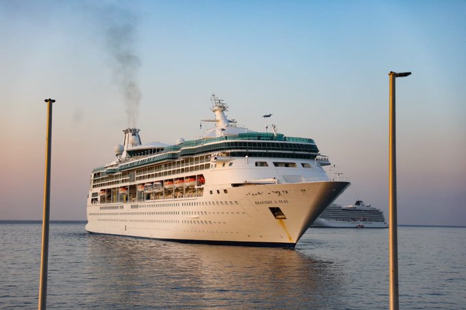 Roatán recibe tres cruceros con más de 12 mil turistas extranjeros
