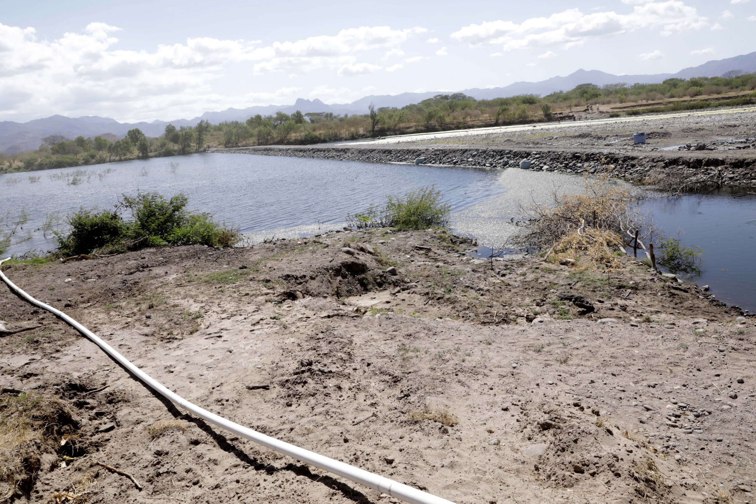 Diques retienen agua para enfrentar sequía en zona sur