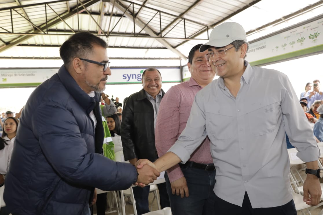 Presidente conoce avances en investigación agrícola para fomentar producción y empleo