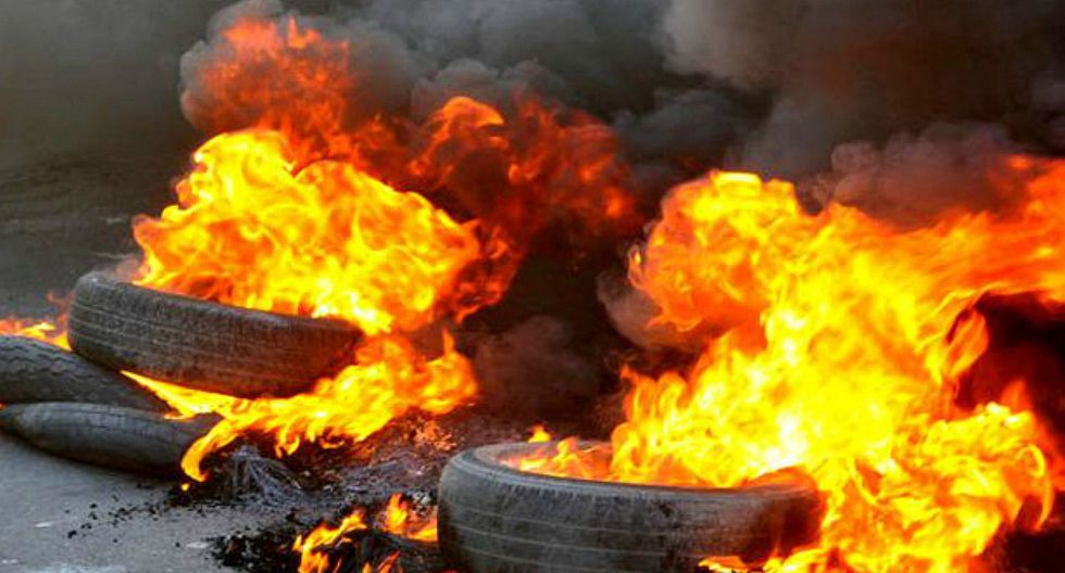 Comienza desalojo y quema de llantas en protesta de «brujitos»