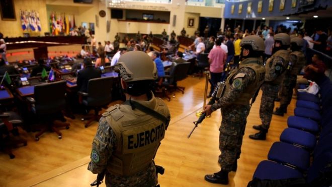 Crisis El Salvador: Soldados armados en la Asamblea Legislativa
