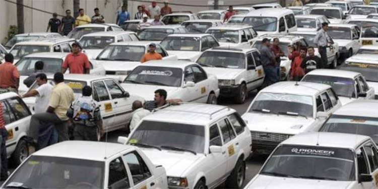 Taxistas amenazan con paro nacional ante la posible legalización de Taxis VIP