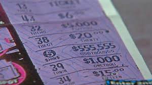 Un hombre casi tira a la basura un billete de lotería ganador de US$ 100.000