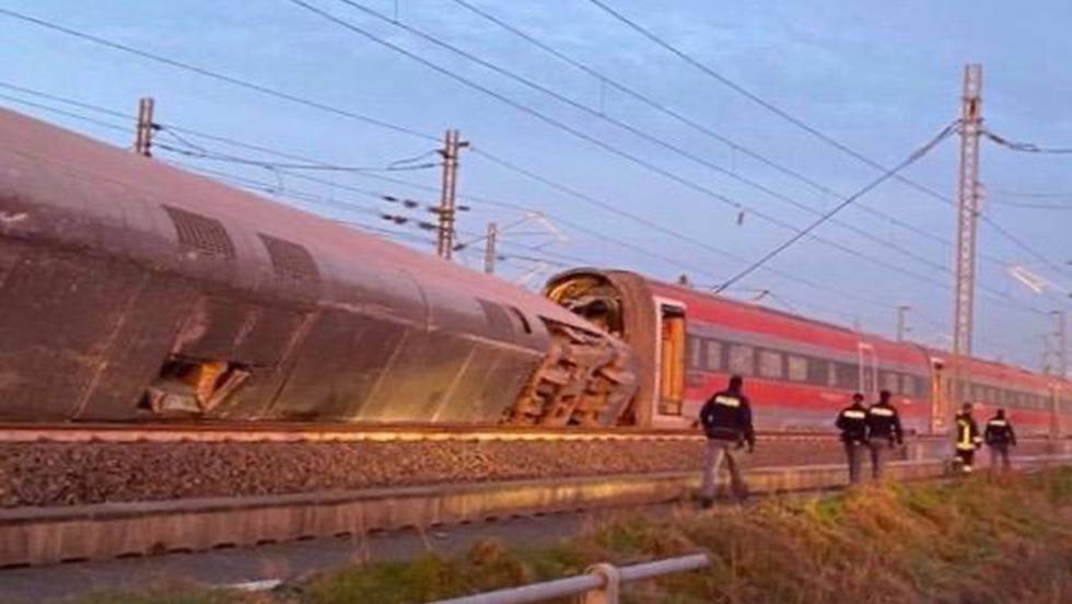 Dos muertos y decenas de heridos en el descarrilamiento de un tren en Italia
