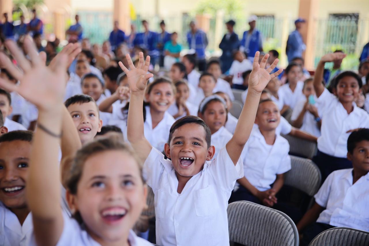 Choluteca: Entregan paquetes escolares en Apacilagua y El Corpus