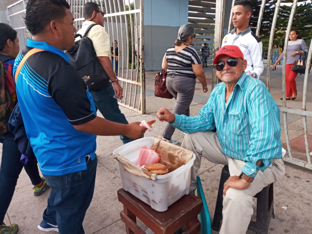 Dario Aguirre, el sexagenario que vende empanadas en La UNAH para mantener a su familia