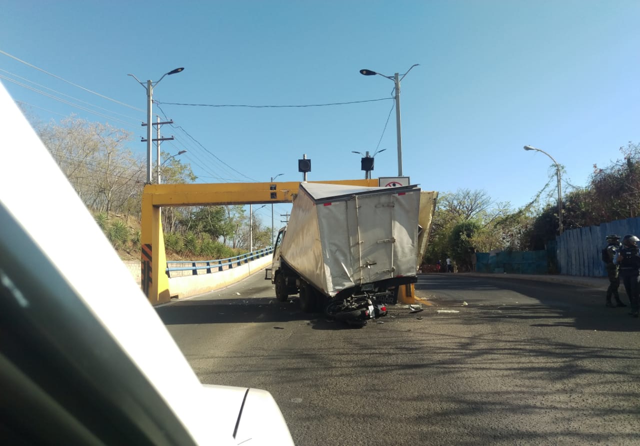 Imprudente conductor queda atrapado en  puente a desnivel en la capital