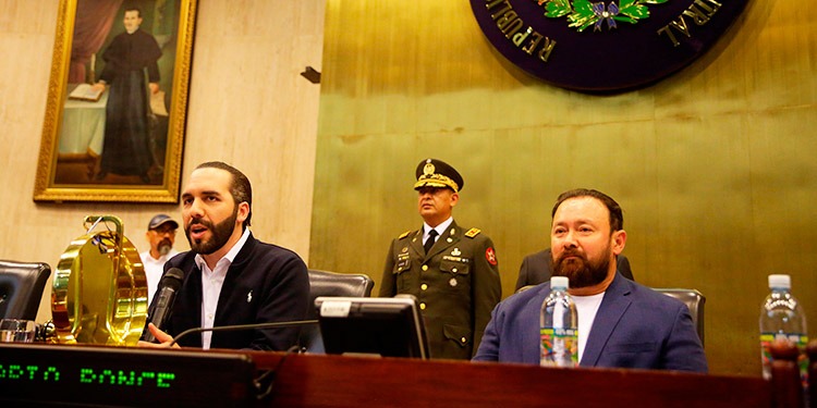 El Congreso de El Salvador condena “intento de golpe” del presidente Bukele