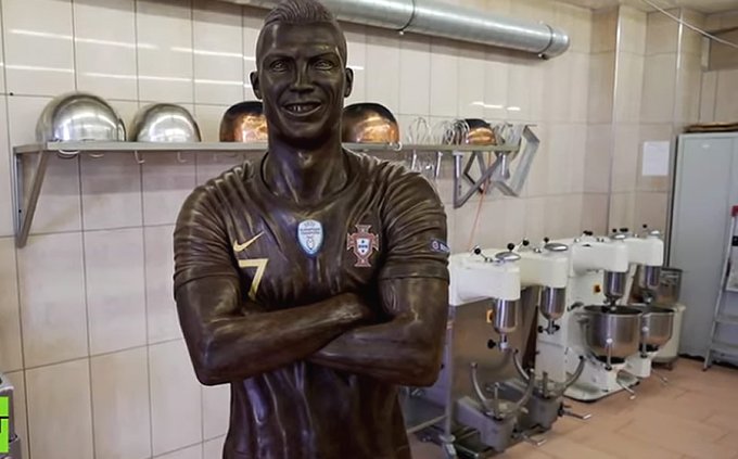 ¡Delicioso! Panadero crea estatua de Cristiano Ronaldo de chocolate