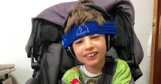 Roban la silla especial de Lucas, un niño de 10 años con una lesión cerebral