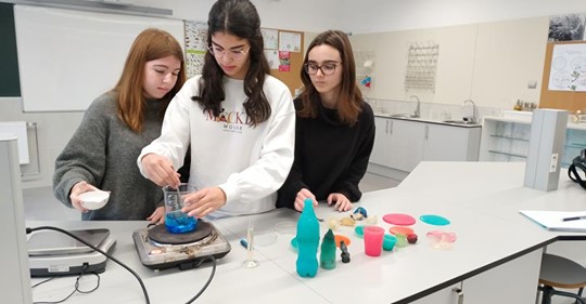 Estudiantes de instituto catalán crean plástico biodegradable.