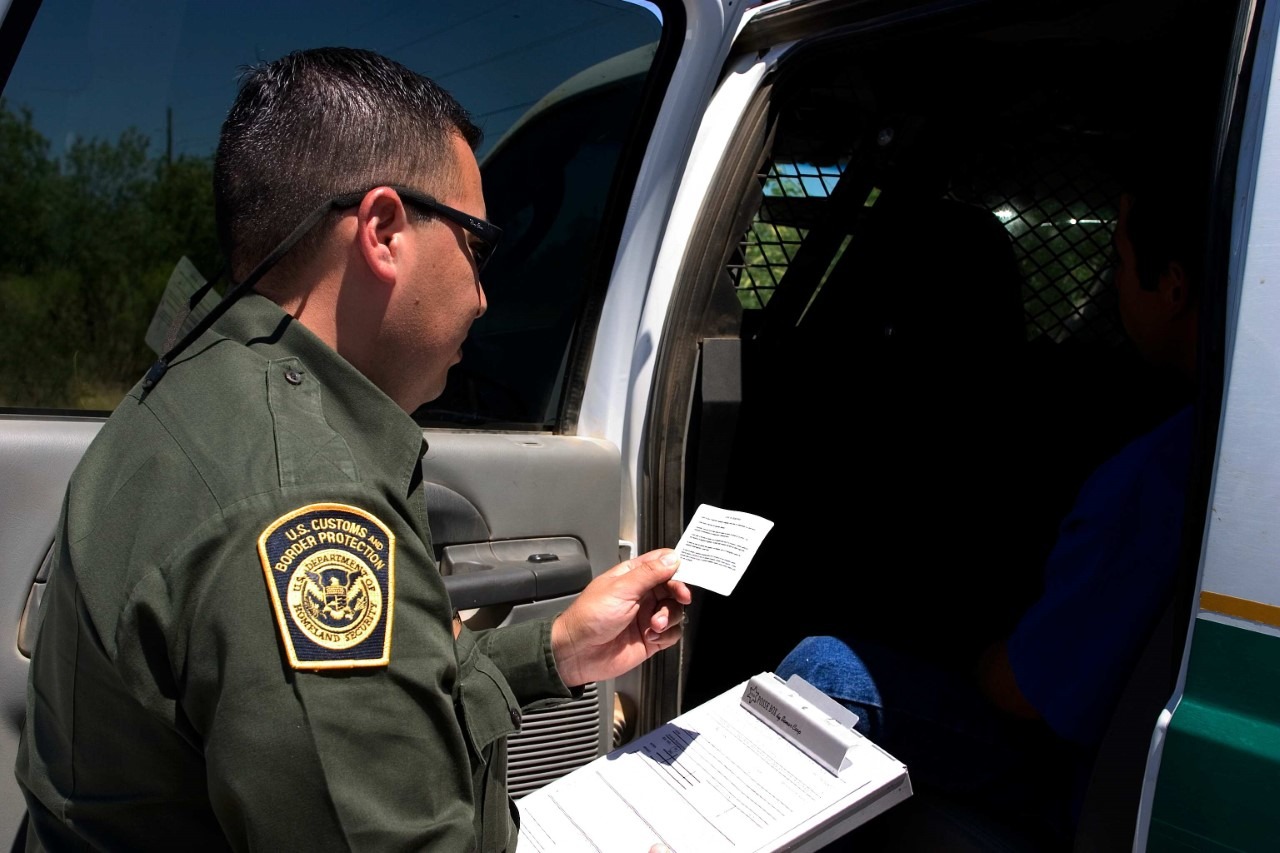 Fiscalía estadounidense acusa a hondureño y salvadoreña por tráfico de personas