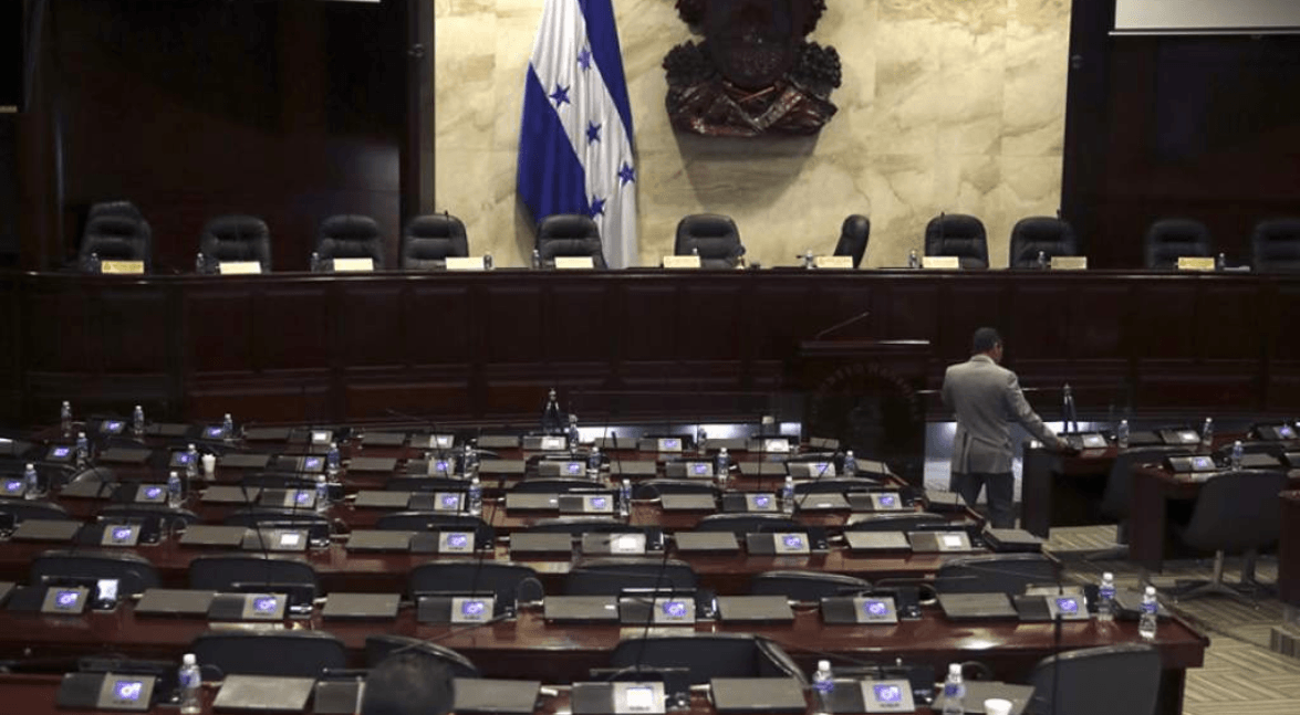 CN aprueba reducir el día de salario a diputados faltistas