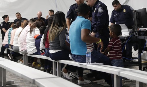 Corte bloquea el programa que retiene en la frontera de México a los solicitantes de asilo