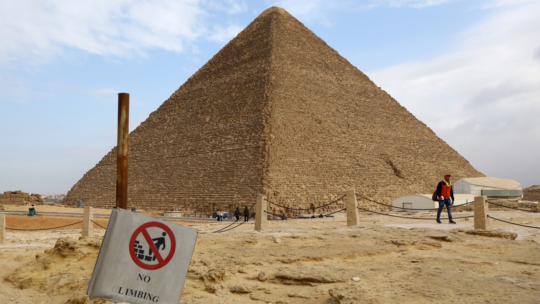 Joven se suicida lanzándose desde una de las pirámides de Guiza, Egipto