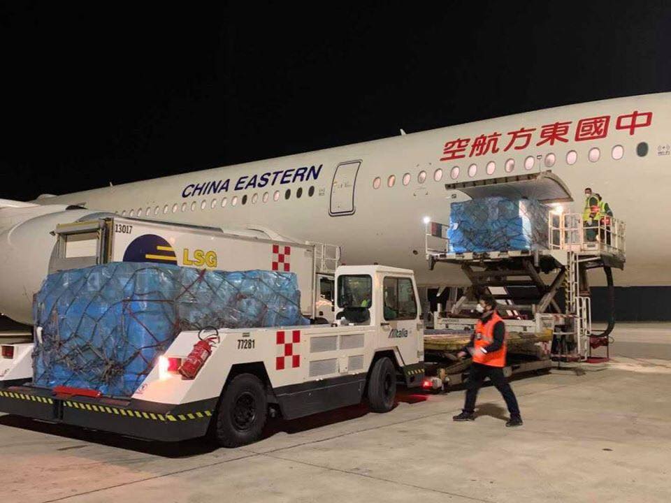 Llega a Italia el primer avión de ayuda china para ponerle fin a el coronavirus