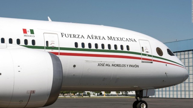AMLO compra el primer boleto de la rifa del avión presidencial mexicano