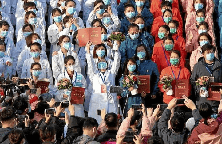 En hospital de Wuhan, China, celebran que dan de alta a último paciente con coronavirus
