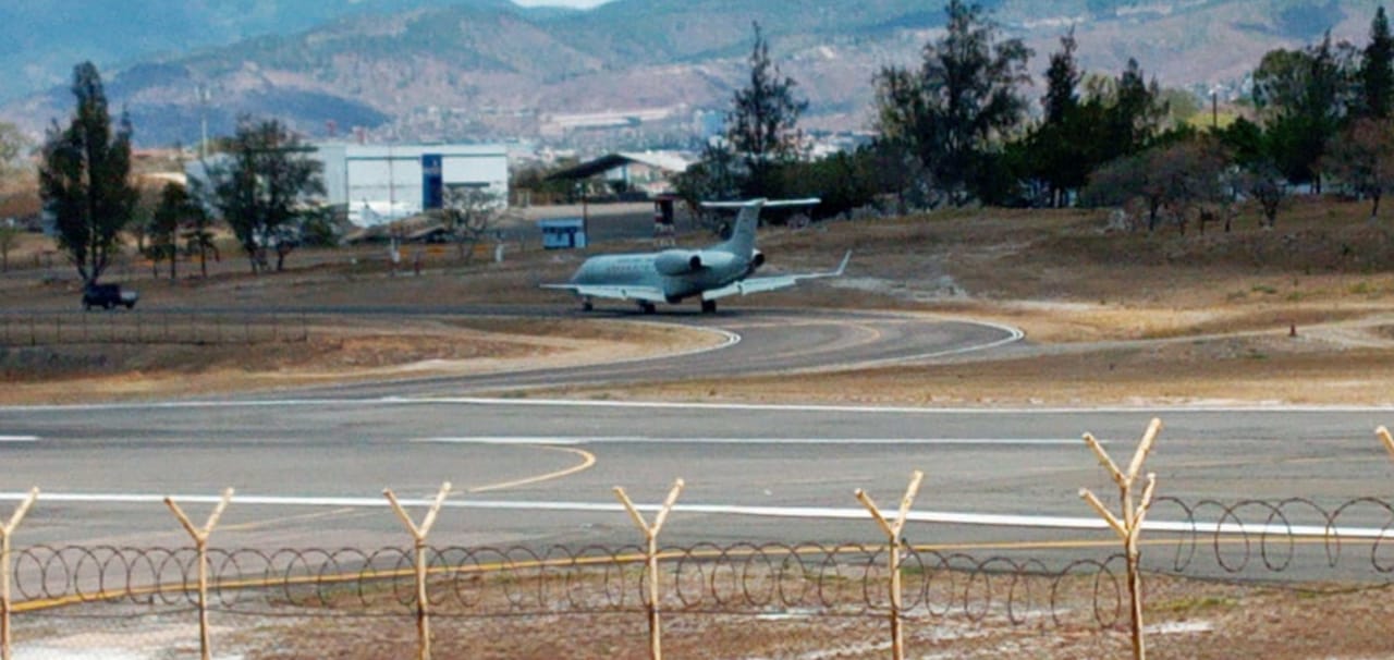 Regresa con insumos médicos la misión de la Fuerza Aérea