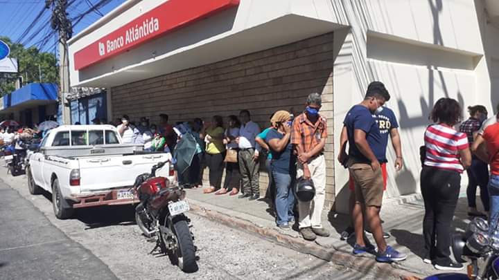 En Choluteca: Largas filas en las entidades bancarias