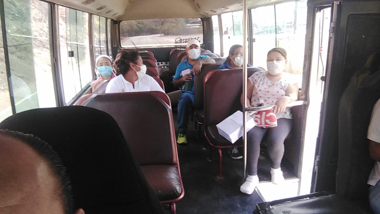 Transportistas solidarios dan servicio gratuito al personal de hospitales de Tegucigalpa