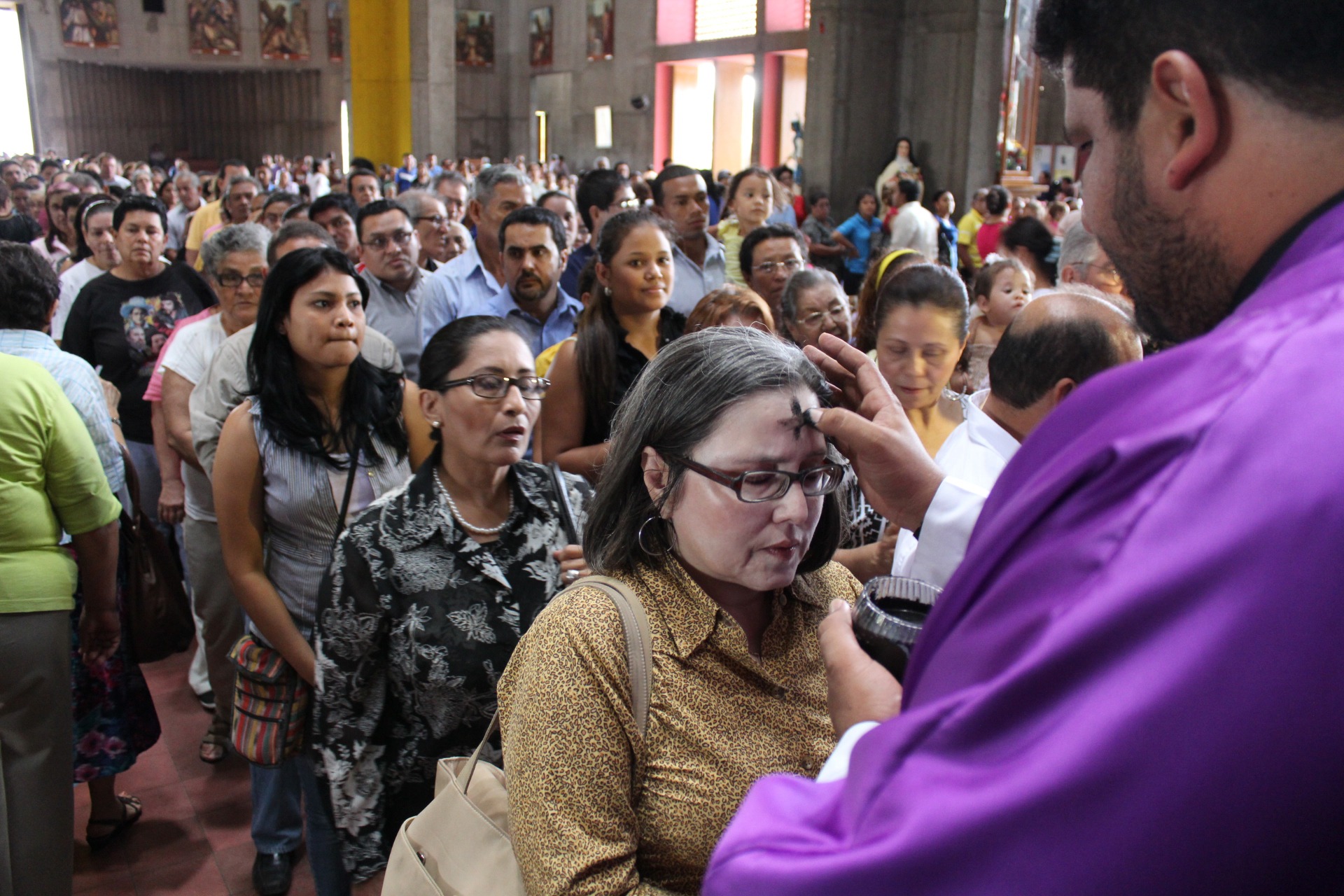 Coronavirus: Iglesia Católica toma medidas, mientras la evengélica llama a la cordura