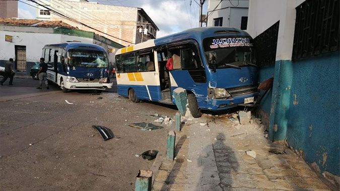 ¡Por Pelear línea!  Dos buses «rapiditos» colisionan en Comayagüela