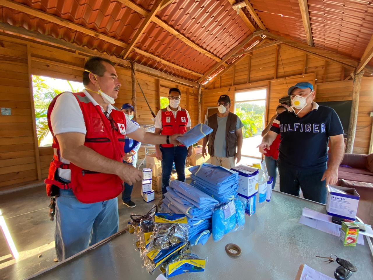 Personal de Salud, bomberos y policías de Santa Bárbara reciben insumos de bioseguridad