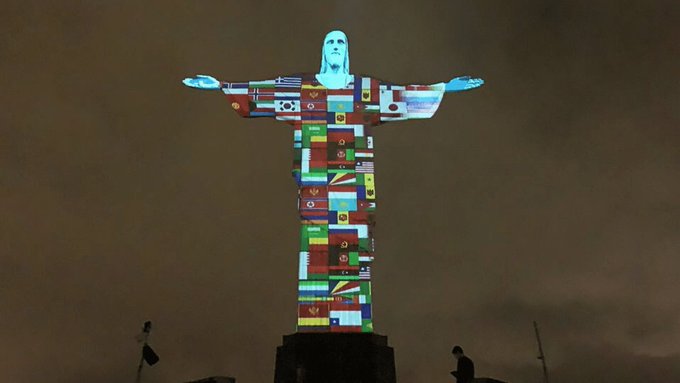 Cristo Redentor de Rio se ilumina en honor a las víctimas del coronavirus