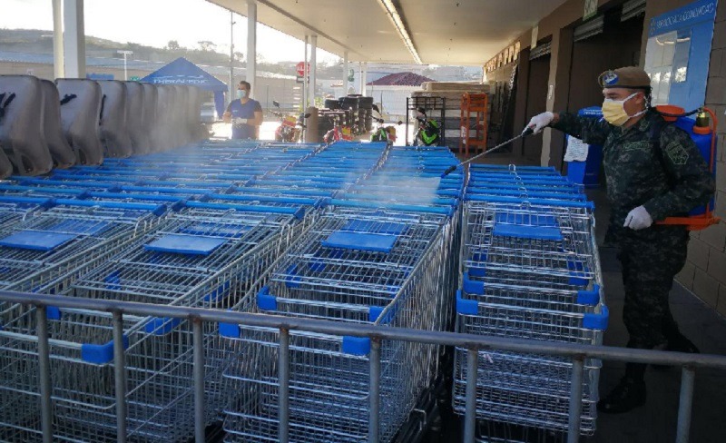 Guardia de honor presidencial fumiga mercados y  supermercados en la capital