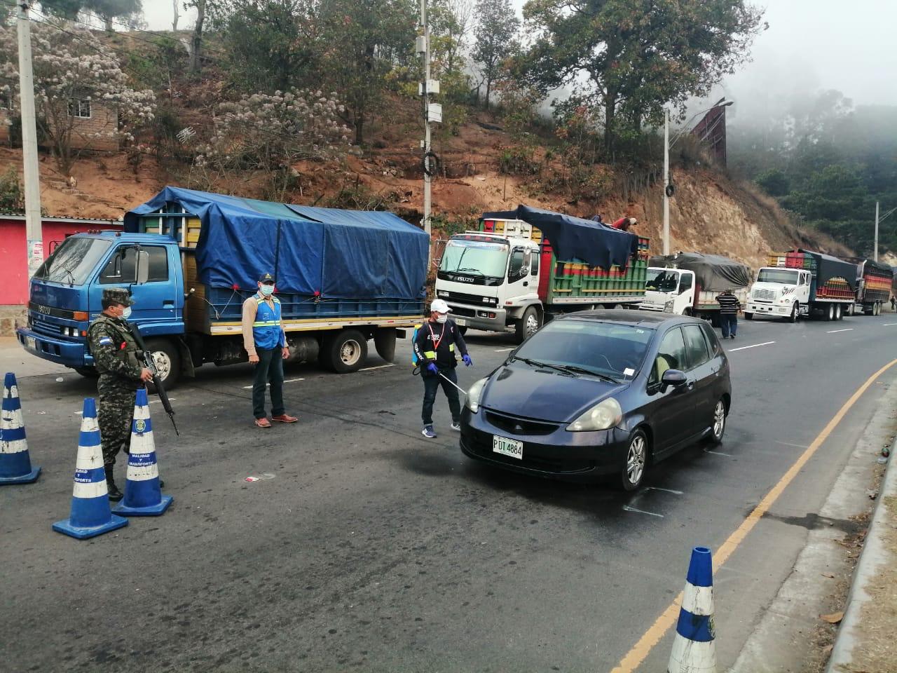 Fumigan unidades de transporte de carga en la capital