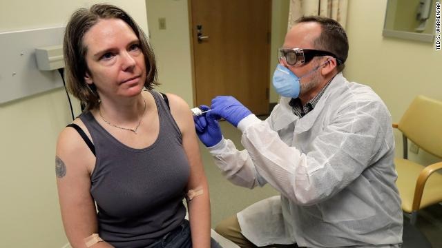 Ella es la primera paciente a la que se le dio una prueba de vacuna de coronavirus