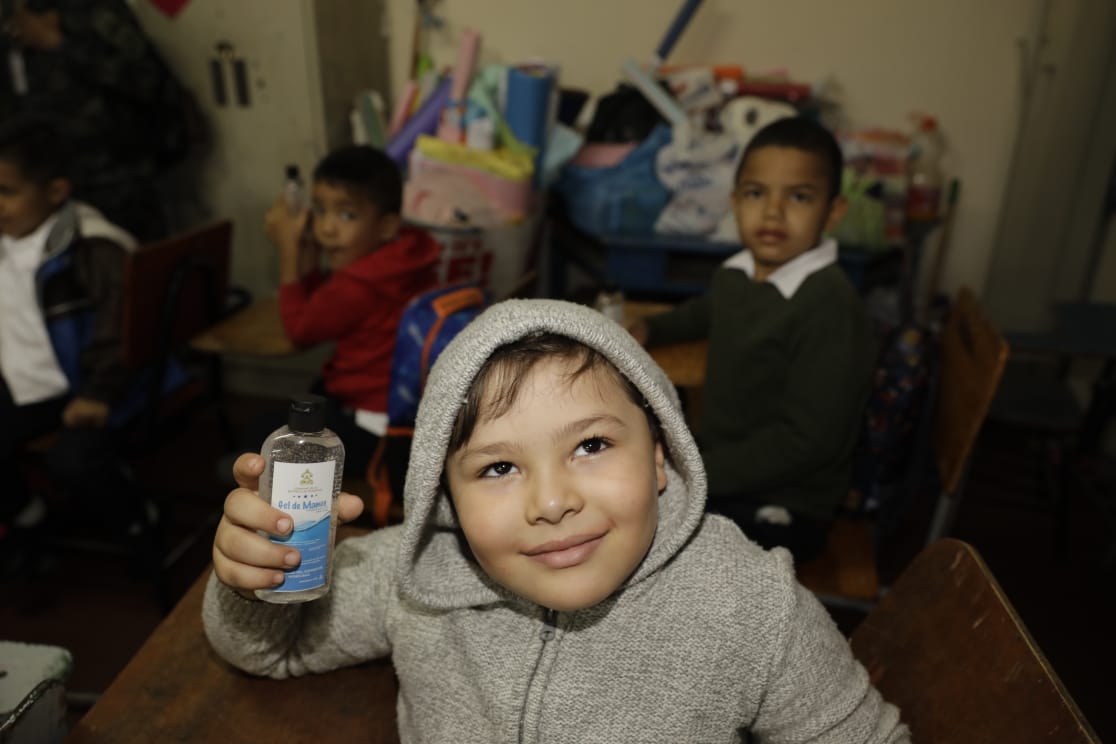 Presidente Hernández entrega primer lote de gel de manos a escuelas para prevenir coronavirus