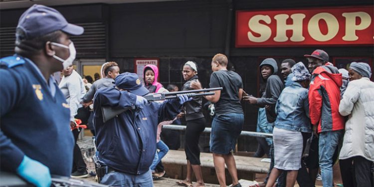 Policía sudafricana dispara con balas de goma para hacer respetar el confinamiento