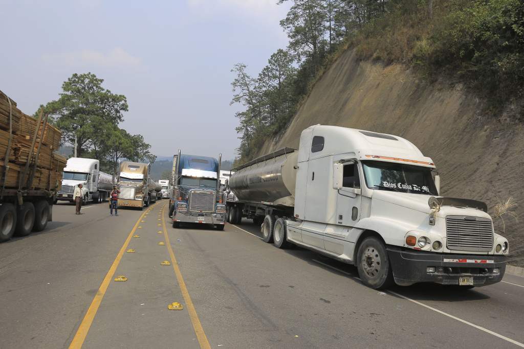 Transportistas de carga amenazan con paros a partir del lunes