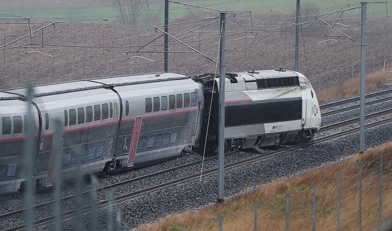 Veintidós heridos en Francia al descarrilar tren de alta velocidad a 270 km/h