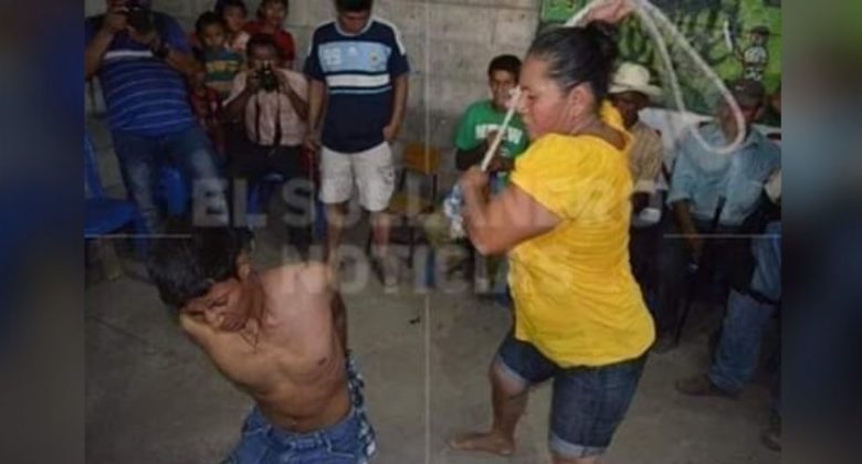 Perú: Madre azotó a su hijo en vía publica por abandonar a su esposa embarazada e irse con otra