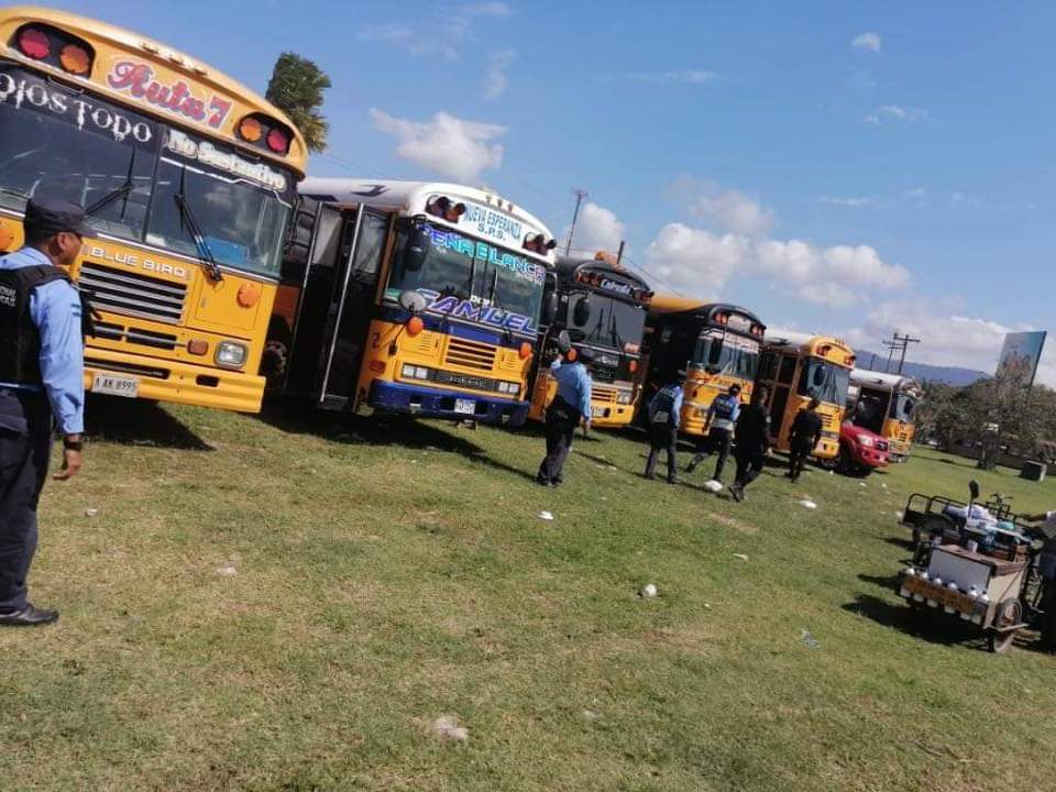 Desalojan masivas excursiones de hondureños veraneantes en Tela, Atlántida