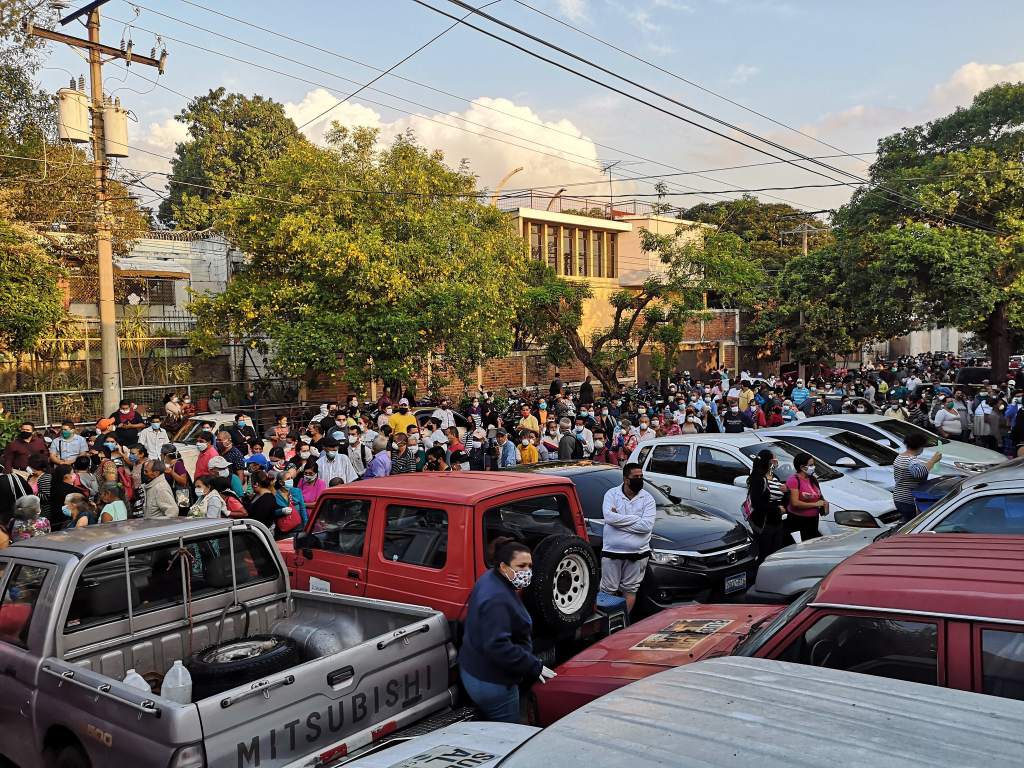 Caos: Miles de salvadoreños  rompen la cuarentena y buscan ayuda de 300 dólares del Gobierno