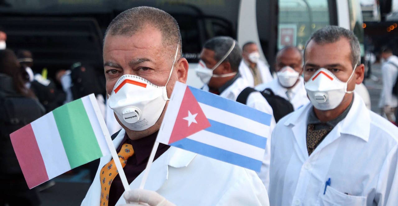 Brigada de médicos cubanos llega a Italia para frenar Covid-19