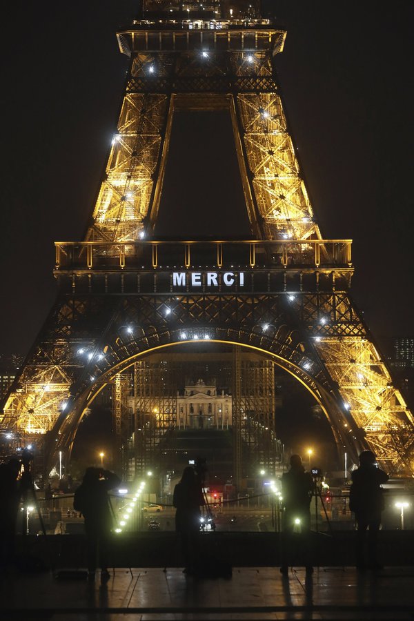 Torre Eiffel dice “Merci” a trabajadores de salud